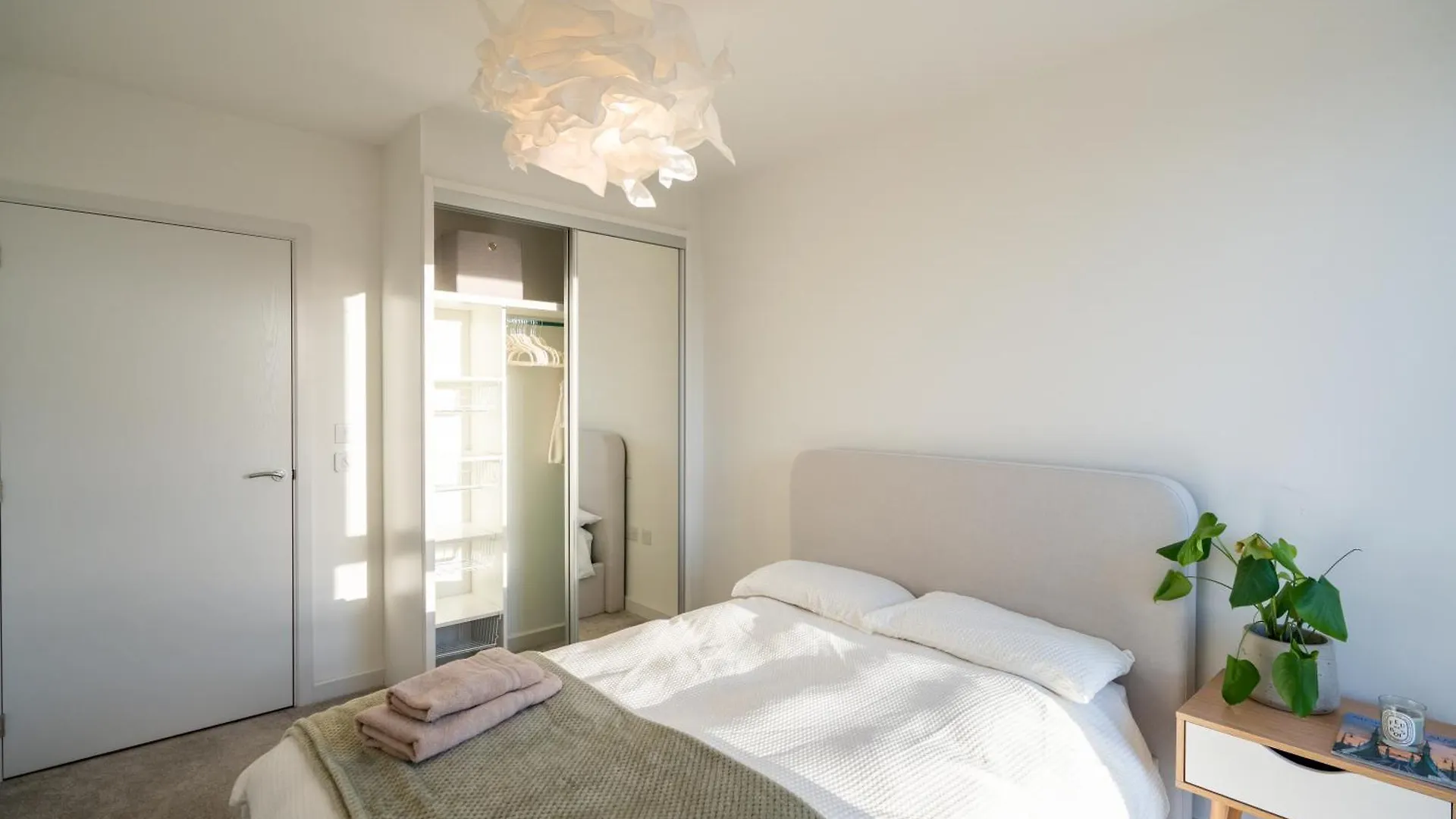 Private Room In 2 Bed Apartment Hounslow