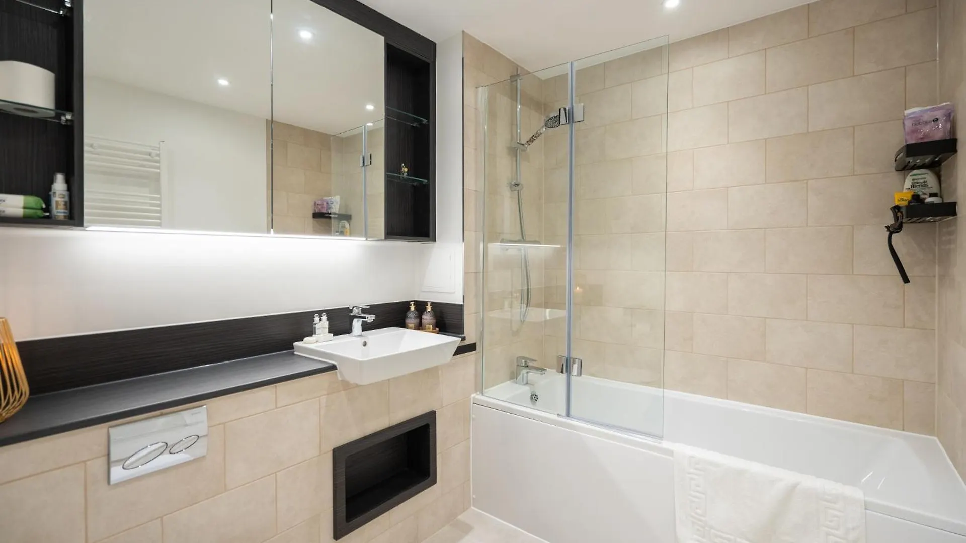 Private Room In 2 Bed Apartment Hounslow
