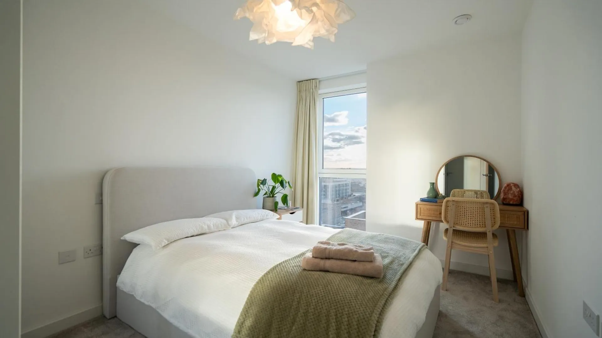 Pansiyon Private Room In 2 Bed Apartment Hounslow