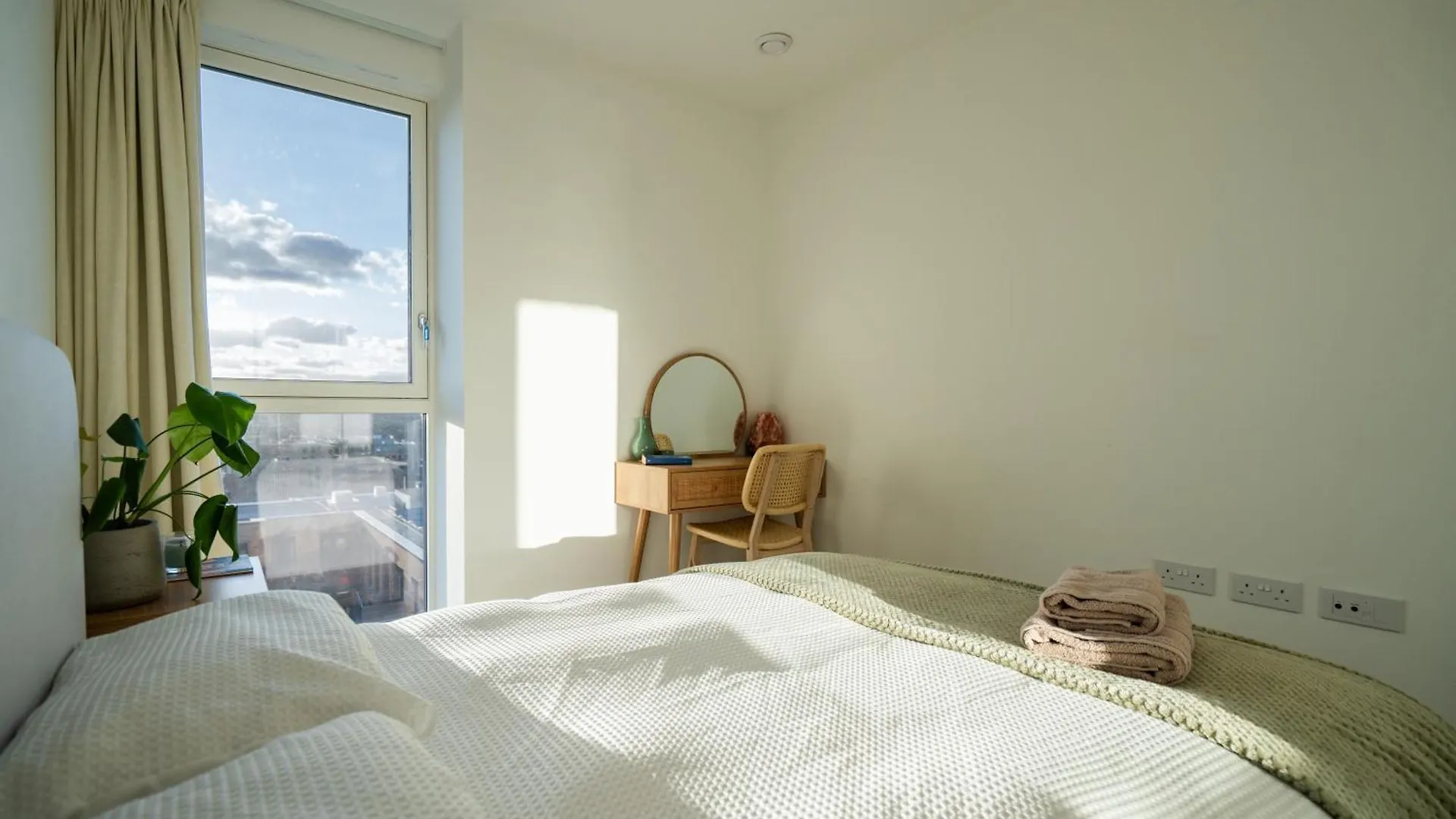 Private Room In 2 Bed Apartment Hounslow